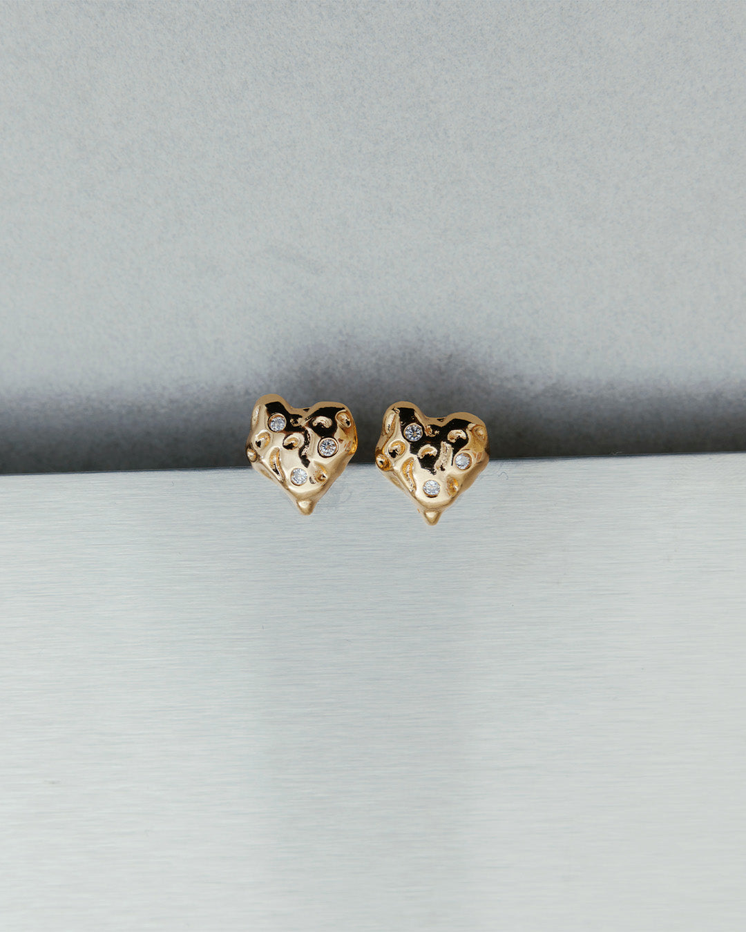 Aretes Corazón Relieve Oro