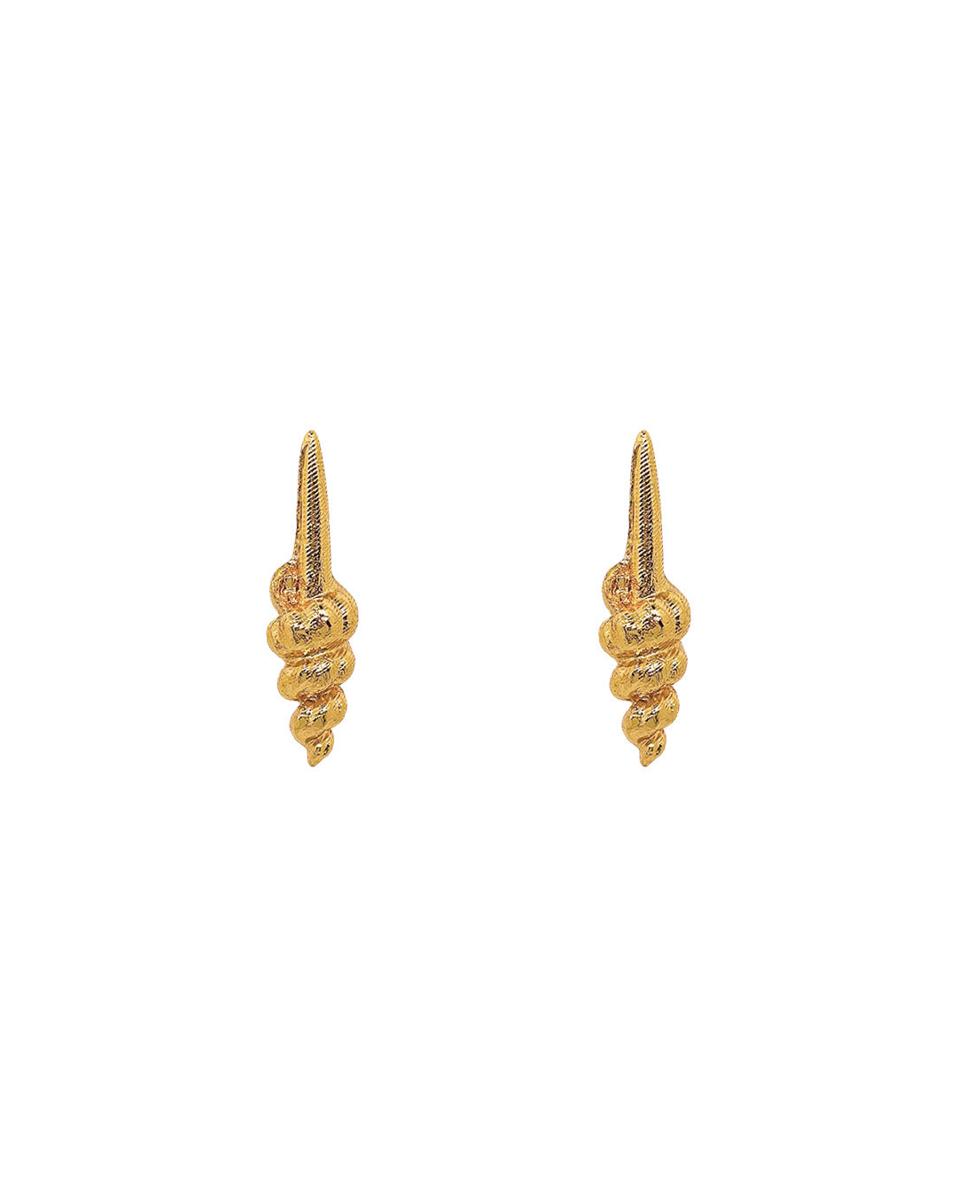 Aretes Coastal diseño de conchas de mar en zamak con baño de oro 24k