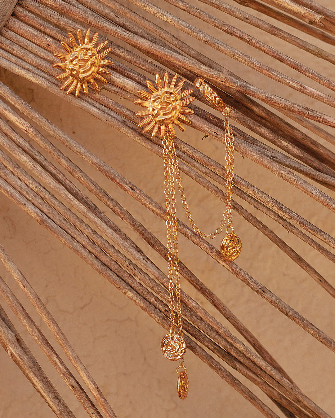 Set de Aretes Soleil elaborados en zamak y bronce con&nbsp;baño de oro 24k