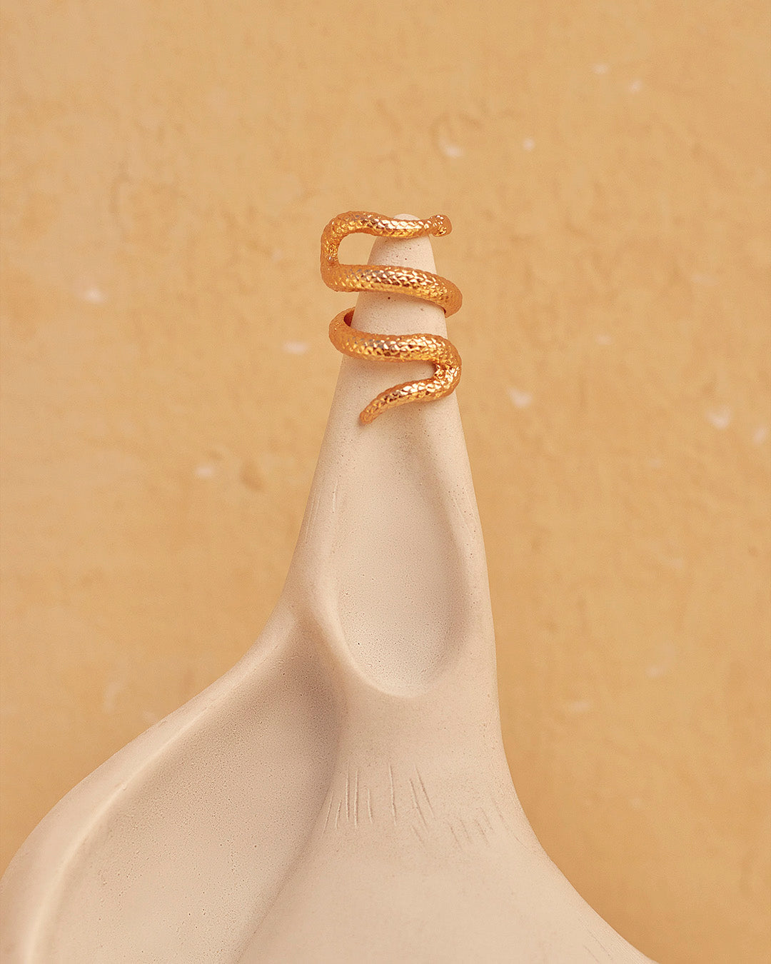 Anillo mamba en forma de serpiente elaborado en zamak con baño de oro 24k o plata ley 925