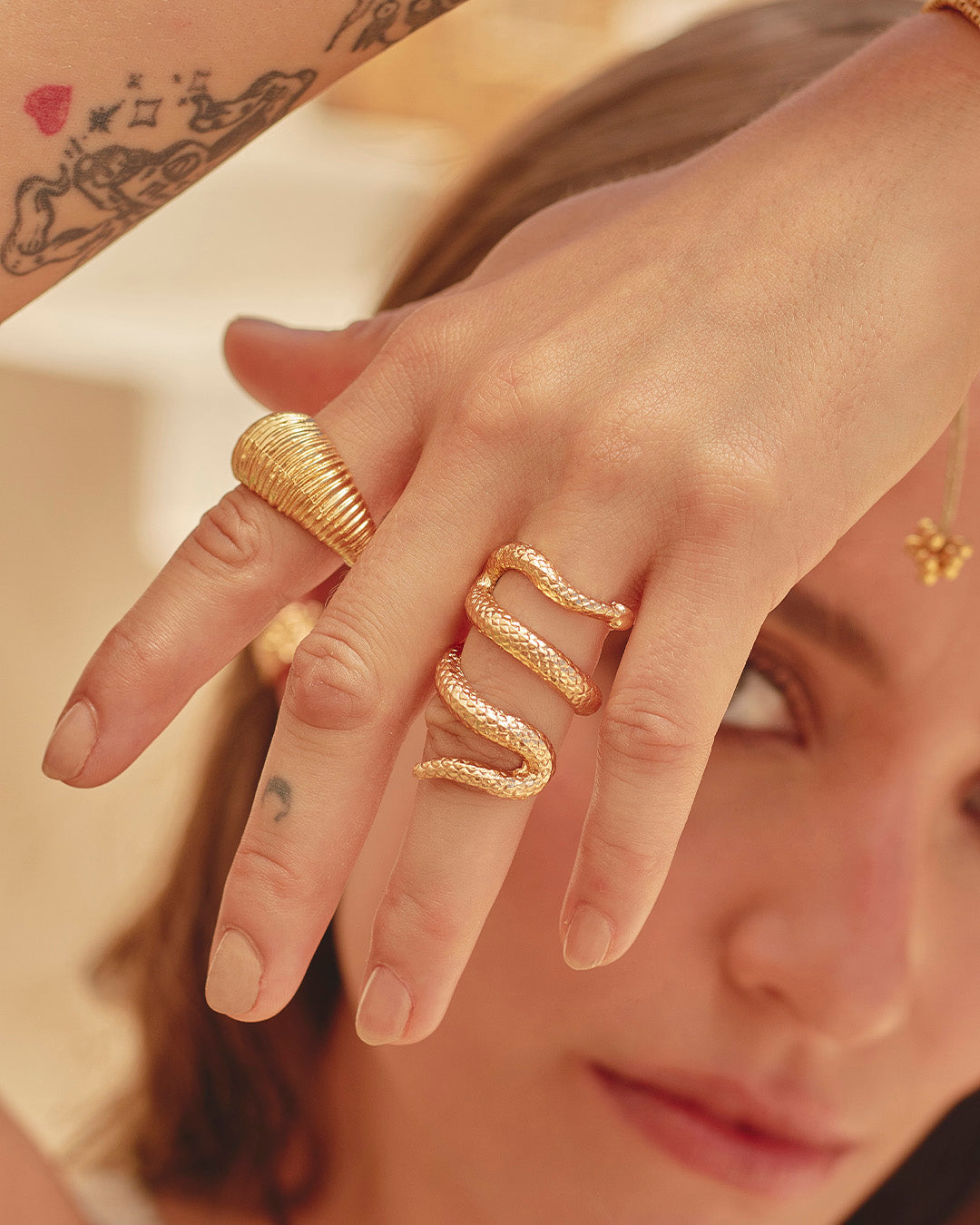 Anillo mamba en forma de serpiente elaborado en zamak con baño de oro 24k o plata ley 925