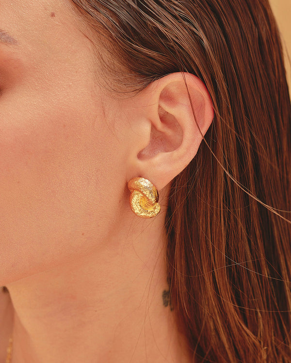 Aretes Chiara elaborados zamak con baño de oro 24k