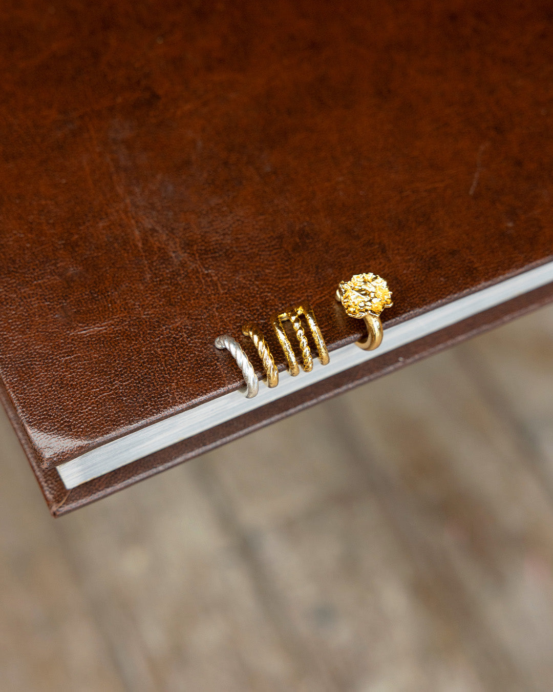 Earcuff Acerina de 3 líneas en baño de oro 24k y earcuff Caleana con diseño de hoja martillada