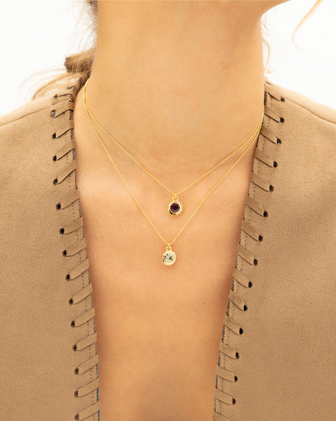 Cuallo de mujer luciendo el set de Collar Cristales con dije cristal y par de topos